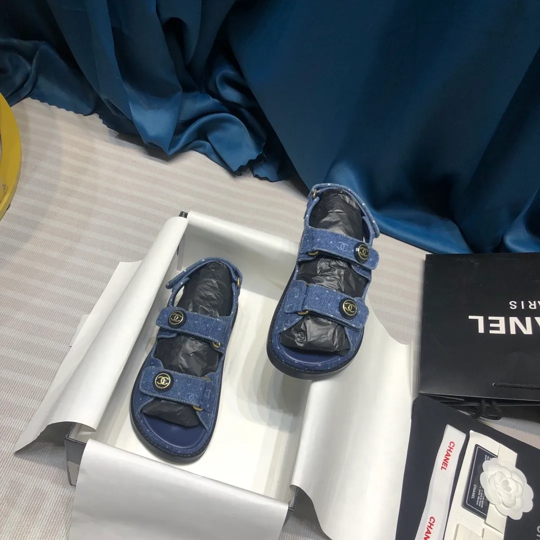 👟👟Ex-factory price 480👟👟Chanel 2020ss new Velcro sandals, top counter quality (welcome🆚comparison)💪 ⚠️As Chanel's classic shoe king, it is a hot item every summer. Once you start wearing sandals in summer, sports shoes will be relegated to the sidelines! Haha, the pattern will change a little every year, ⚠️2020 Chanel Spring and Summer New Season Double C Velcro Casual Sandals, 💯The upper adds more fashionable elements of Xiaoxiang, ⚠️Lingge electric embroidery. The upper is cowhide and the lining is sheepskin. It is comfortable and breathable to wear. It is very comfortable and versatile. ⚠️A very comfortable sandal for the feet! Size 35-40 (custom-made for 41)